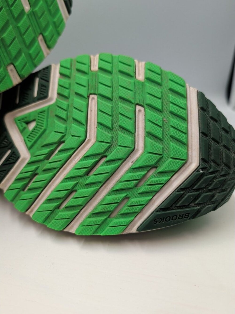 Brooks Mens Launch 6 "Run Lucky" US 10.5 Clovers Gold Green Running Gym Walking - Picture 9 of 11